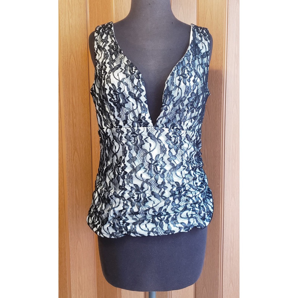 Dressbarn size medium black & white lace sleeveless blouse